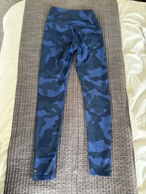 Blue camouflage legging. Size small
